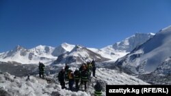 Кумтөр алтын кени Ак-Шыйрак тоо массивинде жайгашкан. Бул аймакта жалпы аянты 436 чарчы чакырымга жеткен 165 мөңгү жатат.