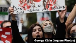 Pe 1 octombrie 2022, zeci de iranieni care trăiesc în România au protestat față de regimul islamic. Ei au transmis un mesaj de solidaritate, de la București, pentru femeile din Iran.