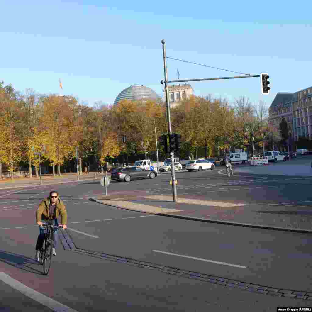 Trupele est-germane instalând zidul Berlinului lângă Reichstag în noiembrie 1961.&nbsp;