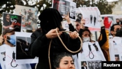 تصویر آرشیف: ایرانی ها در اعتراض به اعدام ها٬ صحنه یی از اعدام را تمثیل کرده اند. 