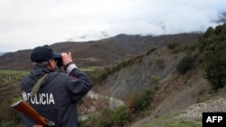 تصویر آرشیف: یکی از افراد پولیس سرحدی البانیا 