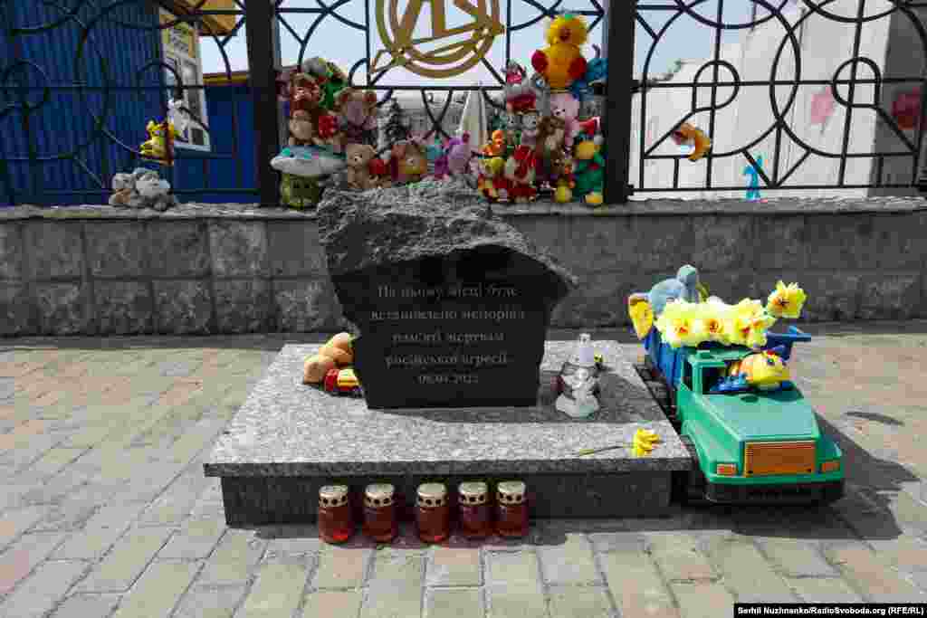 Autoritățile au suspendat pentru scurt timp serviciul feroviar din Kramatorsk după ce o rachetă balistică rusească a lovit gara în aprilie 2022, ucigând 61 de persoane.În momentul atacului, aproximativ 1.000 de persoane așteptau să fie evacuate într-o zonă mai sigură a țării.