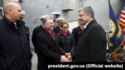 На передньому плані зліва направо: посол США в ЄС Ґордон Сондланд, спецпредставник США у справах України Курт Волкер, посол США в Україні Марі Йованович та президент України Петро Порошенко. Одеса, 26 лютого 2019 року 