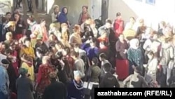 Очередь перед государственным магазином в Туркменистане  