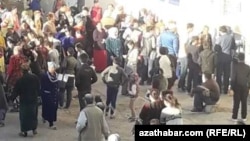 Türkmenabatda döwlet dükanynyň öňündäki un nobaty. 2018-nji ýyl. (illýustrasiýa suraty)