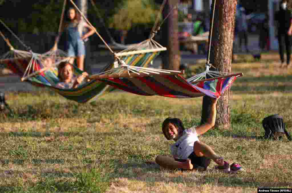 O fetiță a căzut din hamac în zona de relaxare aflată pe esplanada Operei din București.&nbsp;