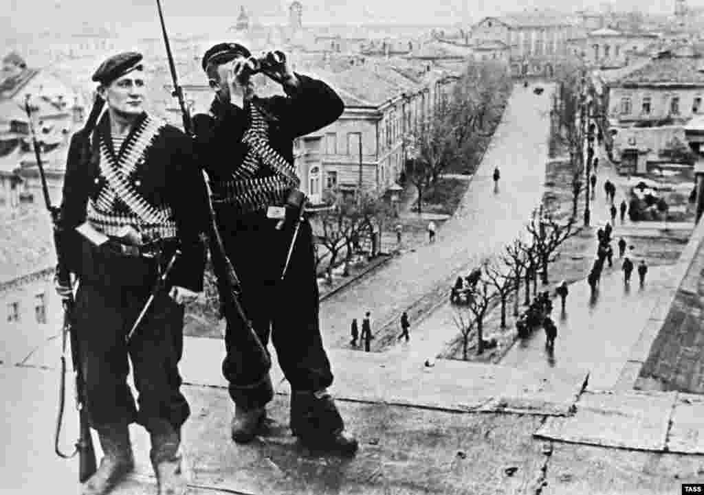 Posljednja uporišta sila Osovine na Krimu su ukinuta 12. maja 1944. (Sovjetski marinci zauzimaju položaj u blizini Kercha, 1944.)