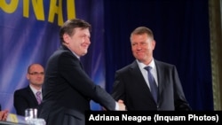 Fostul presedinte al PNL Crin Antonescu si presedintele interimar al Partidului National Liberal din 2014, Klaus Iohannis (dr.) participă la Congresul PNL. 28 iunie 2014.