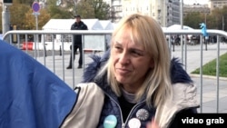 Dijana Hrka, čiji je sin poginuo u nesreći u Novom Sadu, treći dan štrajkuje glađu pored zgrade Skupštine Srbije u centru Beograda, 4. novembar 2025. 