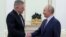 Premierul slovac Robert Fico l-a vizitat pe liderul rus Vladimir Putin la Kremlin, pentru a încerca să continue livrările de gaz rusesc către Europa în ciuda faptului că Ucraina va opri tranzitul gazului de la 1 ianuarie. Moscova, 22 decembrie.