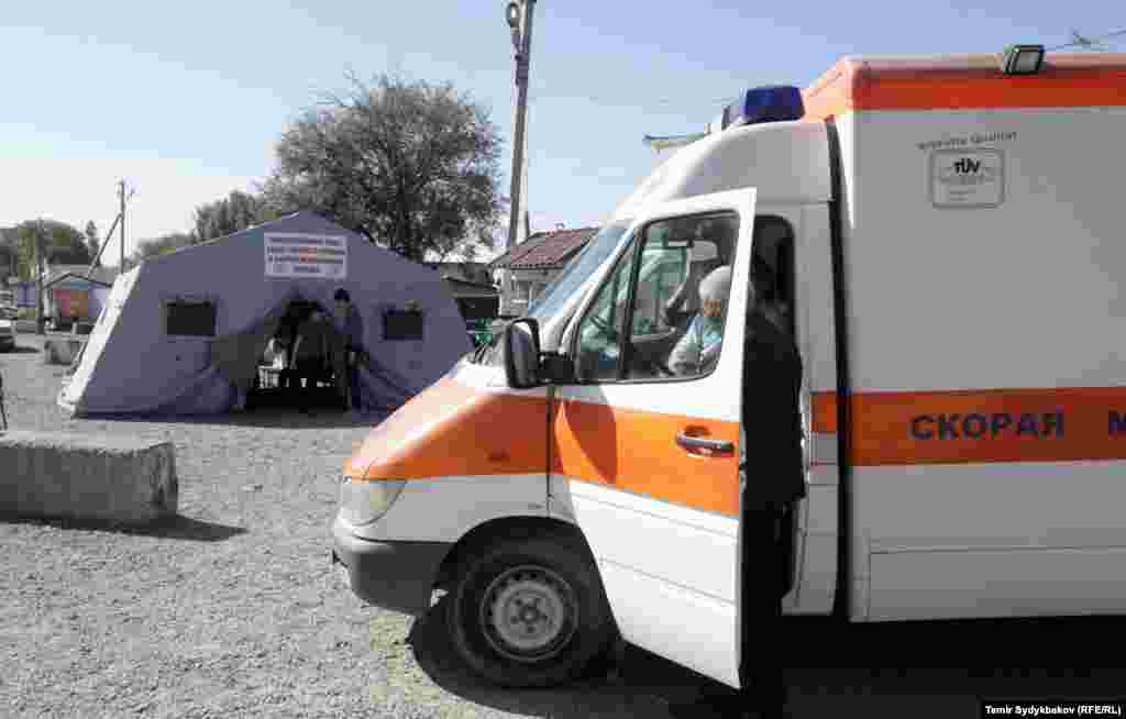 Чек арага жакын орнотулган чатырларда муктаж адамдарга медициналык жардам көрсөтүлүп, бекер тамак-аш берилип жатат.