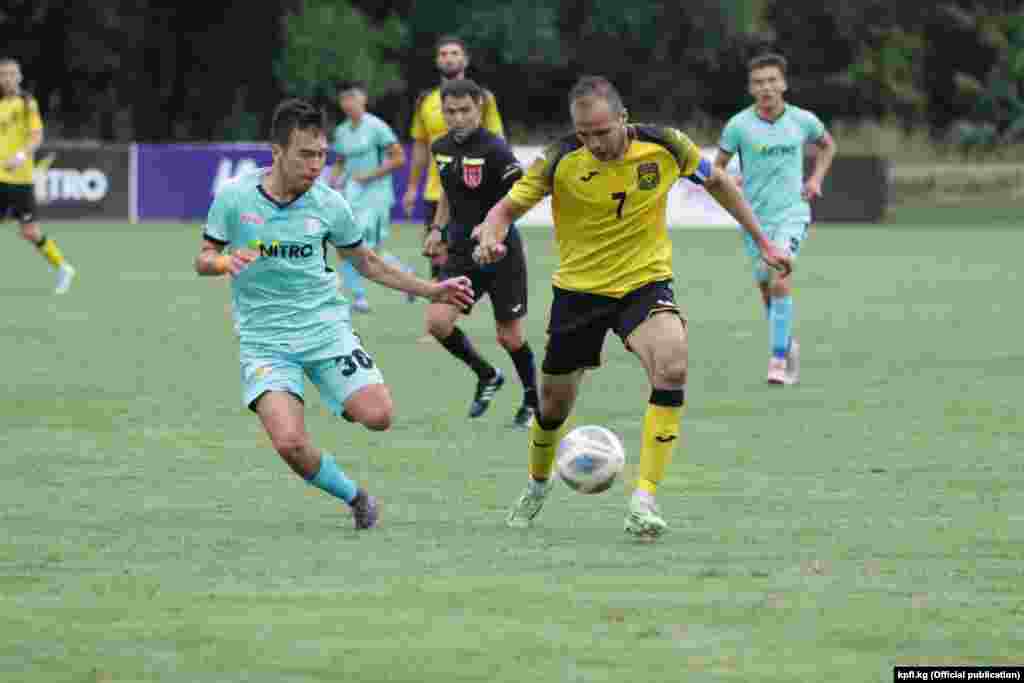 Июндун башында &laquo;Алай&raquo; клубунун оюнчулары&nbsp;маянасын ала албай жатканын айтып, Ош шаарынын мэриясынын астына чыгышкан. Көп өтпөй клубдун&nbsp;эки оюнчусу коронавирус жугузуп&nbsp;алганы кабарланган.