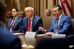 Președintele Donald Trump, în timpul unei reuniuni a Cabinetului de la Casa Albă din Washington, înconjurat de secretarul de stat Marco Rubio și secretarul apărării Pete Hegseth.