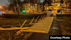 Забор, которым огорожена территория участка, однажды упал прямо на пешеходную дорожку