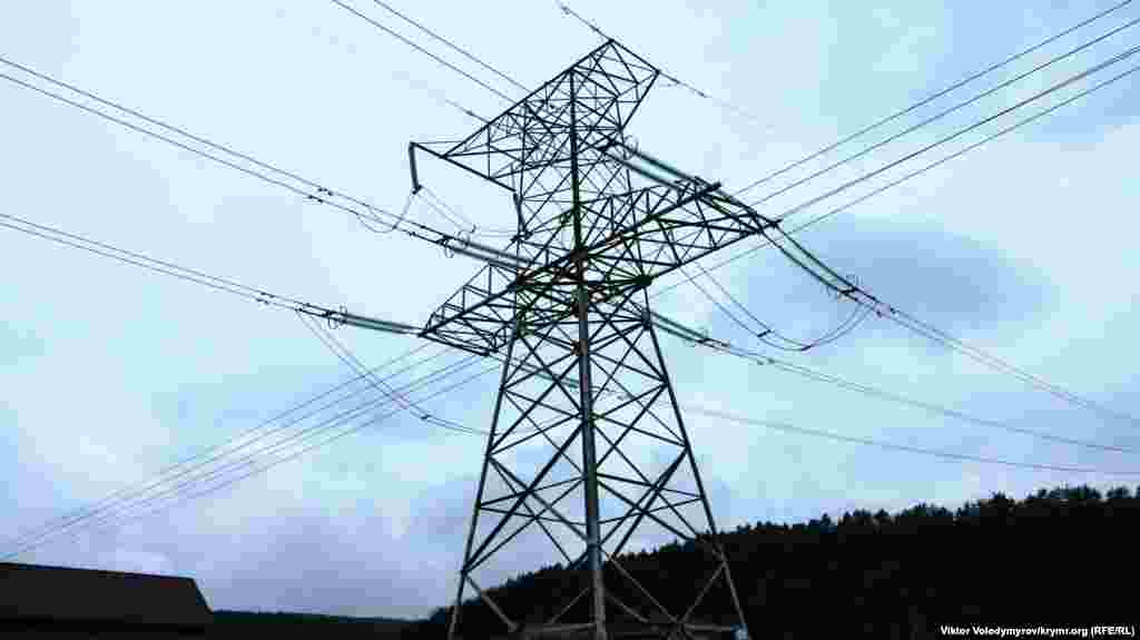 Прямо над поселенням проходить високовольтна лінія електропередач. Однак жителі, мабуть, звикли до такого небезпечного для здоров'я сусідства