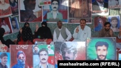 د لادرکه شویو بلوڅانو کورنۍ له ډېرې مودې راهسې په کوټه کې احتجاجي ډېره اچولې او د پاکستان له استخباراتي ادارو غوښتنه کوي چې خپل خپلوان دې ورخوشي کړي.