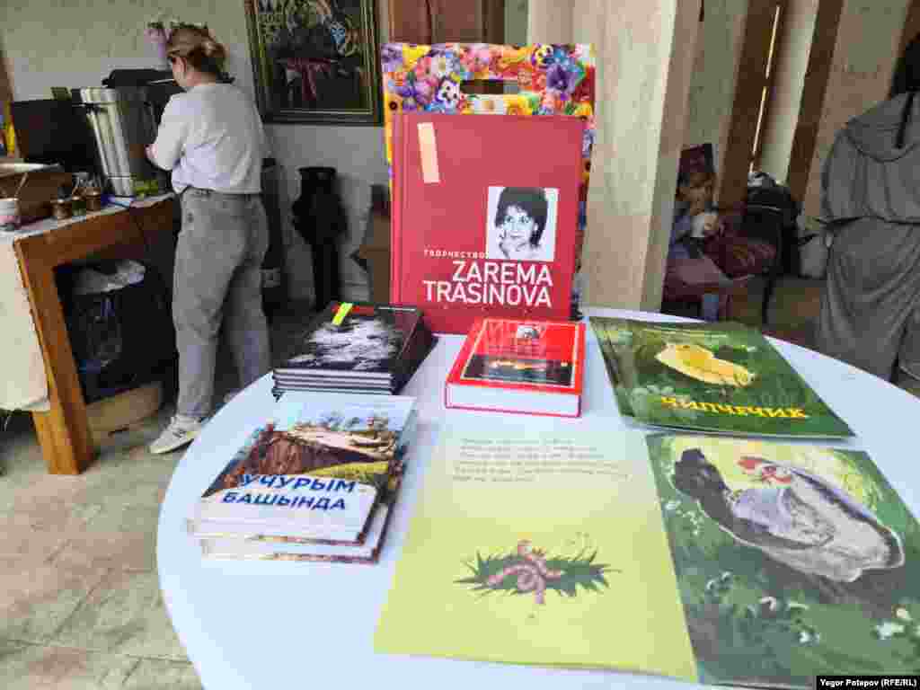 İlhaq etilgen Qırımda ana tilini ögrenmek içün imkânlar bastırılğanından qırımtatar tilinde kitaplar meraq doğurdı