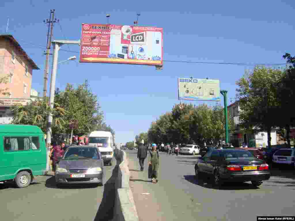 Такими бетонными перегородками местные власти пытаются урегулировать движение на одной из самых оживленных улиц Оша. 