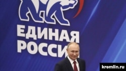 Владимир Путин на фоне логотипа "Единой России"