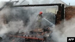 Рятувальники гасять пожежу, що виникла під час однієї з російських атак по Україні, архівне фото