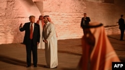 Președintele american, Donald Trump, și prințul saudit al coroanei, Mohammed bin Salman, într-o plimbare prin cartierul vechi Diriyah la marginea capitalei saudite Riad, pe 13 mai 2025.