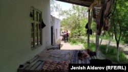 Чыр чыккан жердеги үйлөрдүн бири.