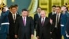 Președintele rus Vladimir Putin (centru dreapta) îl întâmpină pe omologul său chinez, Xi Jinping (centrulstânga), pentru discuții la Kremlin, în luna iunie.
