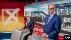 Friederich Merz (dreapta), candidatul cu cele mai mari șanse să devină cancelar, le spune nemților că este „omul potrivit la momentul potrivit”. Cancelarul în funcție, social-democratul Olaf Scholz (stânga), promite că va fi „un cancelar pentru mai multă securitate”. 