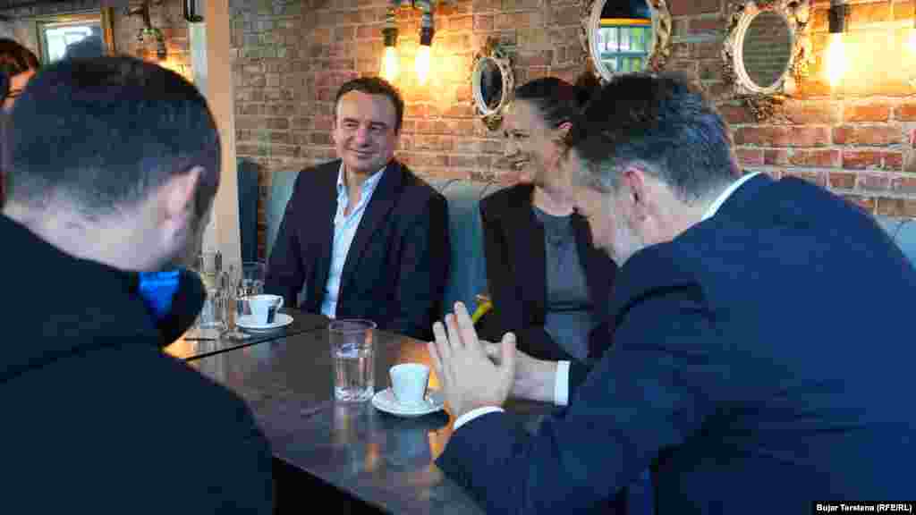 Kryeministri në detyrë, Albin Kurti, shihet duke pirë kafe bashkë me kandidatin e partisë së tij Lëvizja Vetëvendosje për kryetar të Prishtinës, Hajrulla Çeku (i pari djathtas), në një kafene në kryeqytet, pak kohë pasi që të dy votuan në balotazhin e 9 nëntorit.