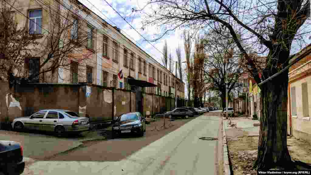 Ця будівля з'явилося в післявоєнний період. Зараз тут розміщується Центральний райвідділ російської поліції. На цьому місці з кінця 19-го століття розташовувалося старе кримськотатарське кладовище. Його ліквідували після депортації 1944 року. За словами очевидців, могили знищили, а камені з надмогильних плит використовували як будівельний матеріал. 2018 року на території школи № 21, розташованої поблизу, знайшли людські останки