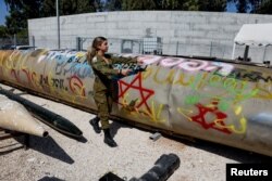 Rămășițele unei rachete balistice Emad, la baza militară Julis, pe 9 octombrie 2024, la câteva zile după un atac al Iranului asupra Israelului.