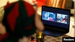 2 din 5 părinți plecați la muncă în străinătate le vor ura Crăciun Fericit copiilor online.