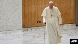 پاپ فرانسېس په واتیکان کې د کاتولیک ښوونکو د ټولنې له مشرانو او غړو سره د لیدو لپاره روان دی - د ۲۰۲۵ز کال د څلورمې انځور.