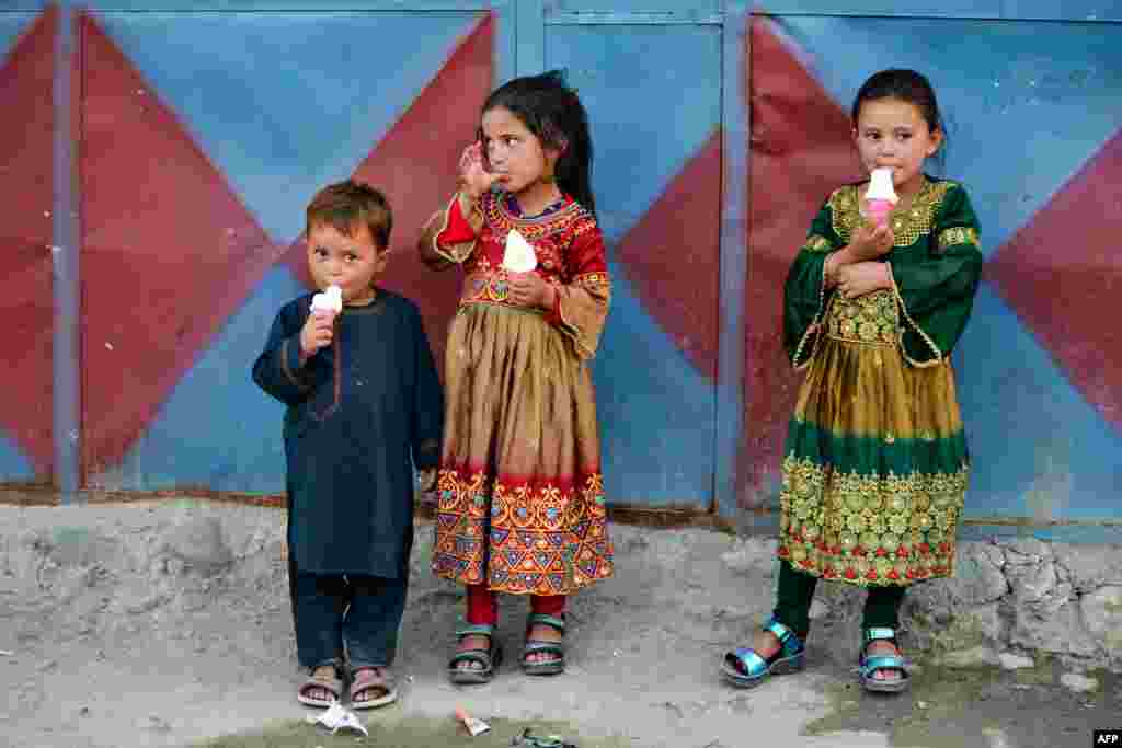 Бадахшан провинциясындагы ооган балдары балмуздак жеп турушат. 