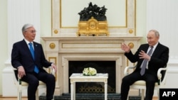 Ruski predsjednik Vladimir Putin razgovara s Kasimom-Žomartom Tokajevim tokom njihovog sastanka u Kremlju u Moskvi 11. novembra.