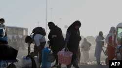  شماری از مهاجران افغان پس از رسیدن به بندر اسلام قلعه