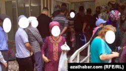 Aşgabatda döwlet dükanynyň öňünde şeker nobatyna duran adamlar. Arhiwden alnan surat