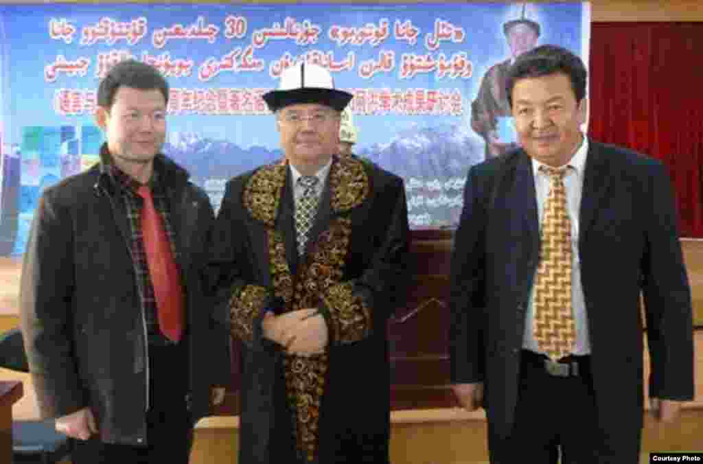 "Тил жана котормо журналынын" башкы жооптуу редактору Макелек Өмүрбайга коноктор чепкен жабышты.