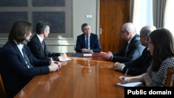 Жогорку Кеңештин төрагасынын орун басары Нурланбек Азыгалиев Түркиянын Кыргызстандагы элчиси Ахмет Садык Доган жана Түркиянын "Маариф" фондунун өкүлдөрү менен жолугушту.