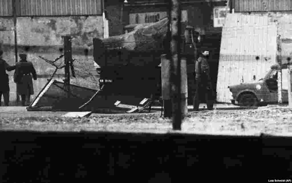 Контрольована СРСР влада Східної Німеччини мусила постійно вдаватися до жорстких заходів, щоб присікати спроби втечі із&nbsp;&laquo;країни розвиненого соціалізму&raquo;, бо громадяни НДР постійно винаходили нові способи, щоб вирватися на свободу.&nbsp; На фото вантажівка, що протаранила частину Берлінської стіни в лютому 1989 року. Троє східних німців, що знаходилися всередині, вискочили звідти в гідрокостюмах і стрибнули в річку Шпрее. Двоє успішно допливли до Західного Берліна, а третій був спійманий прикордонним східнонімецьким патрульним катером і ув'язнений