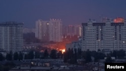 В Киеве в результате атаки РФ пострадали 9 человек, 5 из которых находятся в больницах, сообщил Кличко. Удар по критической инфраструктуре оставил левый берег города без энергоснабжения