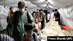 البانیا ته د لېږدول شویو افغانانو یوه ډله - عکس له ارشیف څخه 