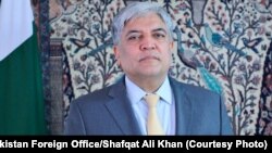 د پاکستان د بهرنیو چارو وزارت ویاند شفقت علي خان د وزارت په ودانۍ کې - پخوانی انځور.