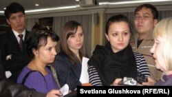 Журналисты берут интервью у Тамары Калеевой, президента прессозащитной организации "Адил соз". Астана, 27 ноября 2012 года.