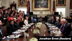 Президент США Дональд Трамп зустрівся з президентом України Володимиром Зеленським в кімнаті Кабінету міністрів Білого дому у Вашингтоні,, 17 жовтня 2025 року