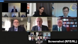 Avokatët mbrojtës të ish-udhëheqësve të UÇK-së gjatë konferencës statusore të mbajtur në  Dhomat e Specializuara në Hagë më 17 dhjetor. 