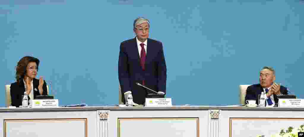 Қаңтар оқиғасынан кейін бұрынғы және қазіргі президенттердің жақтастары арасында тартыс өршігені туралы болжам кең тараған. Көп ұзамай экс-президент Назарбаевтың туыстары мен оған жақын шенеуніктер қызметтен кете бастады. 18 қаңтарда жасаған видеомәлімдемесінде Назарбаев "элита арасында тартыс жоғын" айтып, барлық билік Тоқаевтың қолында екенін, өзі қарапайым "зейнеткер" екенін мәлімдеген. 28 қаңтарда "Нұр Отан" партиясы съезінде бекітілген жаңа саяси кеңес құрамына Назарбаева да, оның әкесі де енген жоқ. Суретте (солдан оңға қарай): Дариға Назарбаева, Қасым-Жомарт Тоқаев пен Нұрсұлтан Назарбаев "Нұр Отан" партиясы жиынында. Нұр-Сұлтан, 23 сәуір 2020 жыл.