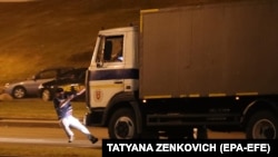 Un camion al poliției lovește un activist din opoziției în timpul protestelor de la Minsk, 9 august 2020