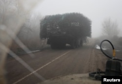 Українські військовослужбовці їдуть на БТР з додатковим захистом поблизу Покровська, 23 листопада 2025 року