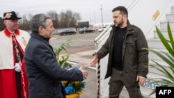 Міністр закордонних справ Швейцарії Ігнаціо Кассіс (у центрі) вітає президента України Володимира Зеленського після його прибуття в аеропорт Цюриха, 15 січня 2024 року